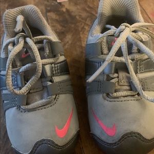 Toddler girls Nike’s size 6